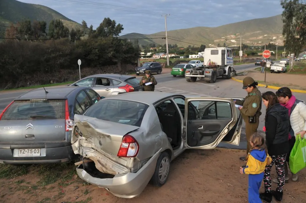 Camión choca 2 vehículos por esquivar a animales Diario el Día