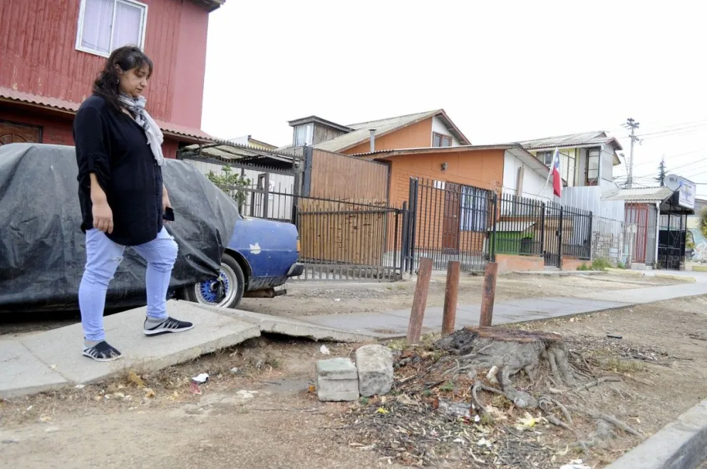 Vecina pide solución tras sufrir fuerte caída por vereda en mal estado