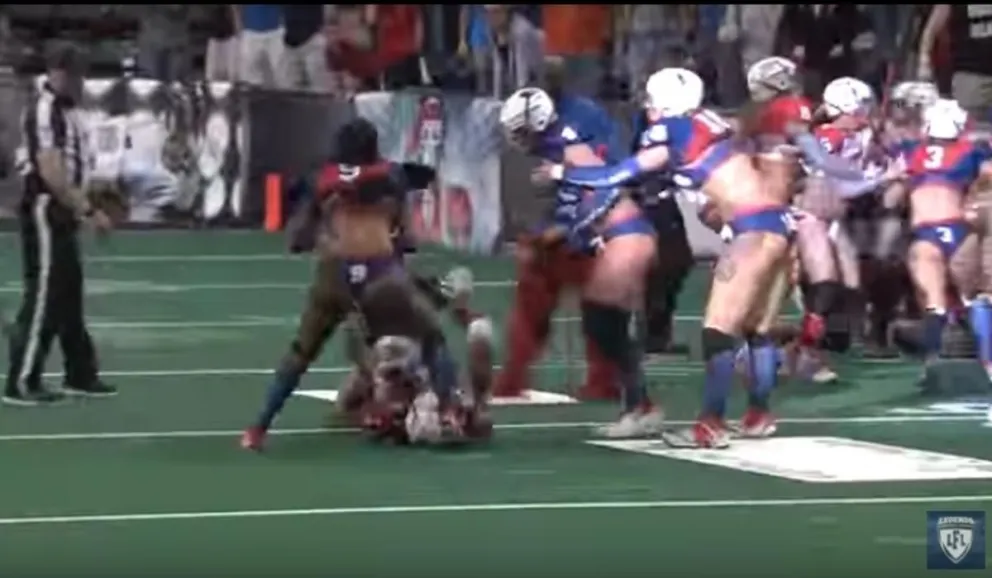 [VIDEO] La violenta pelea en partido de fútbol americano femenino