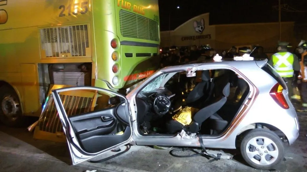 Violento choque entre un bus y un auto en La Serena