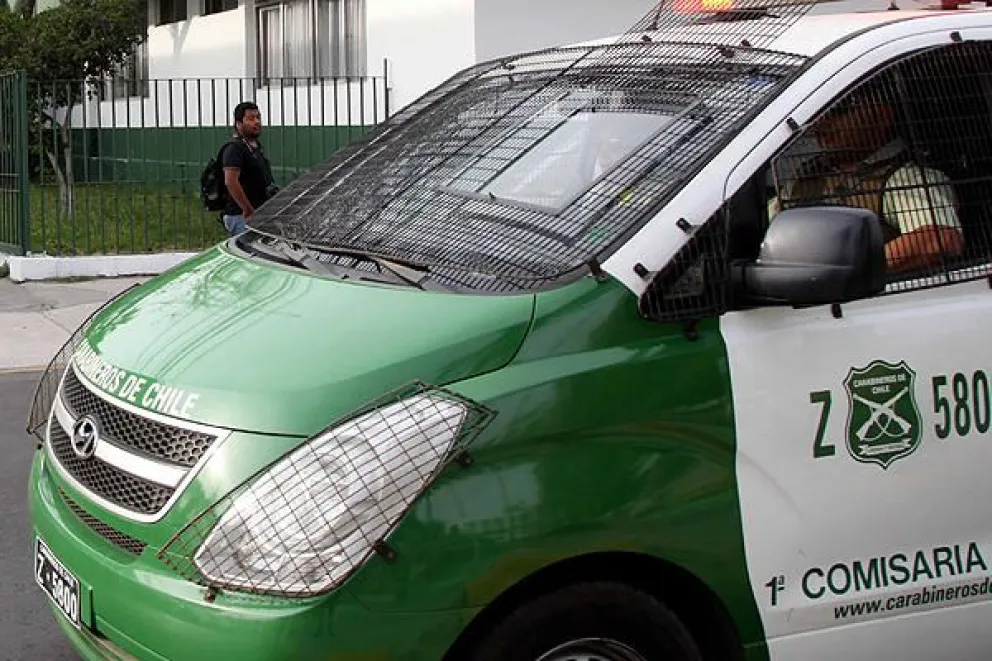 Un hombre cercenó la mano a una mujer con su sable en Santiago
