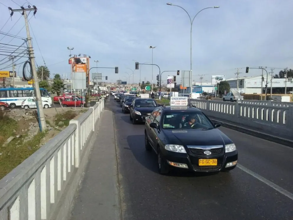 Colectivos de Coquimbo inician una caravana hacia La Serena.