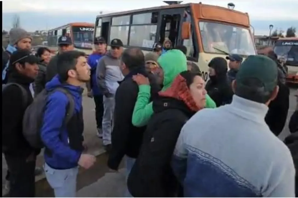 [VIDEO]: Usuarios increpan a choferes de colectivos por la paralización