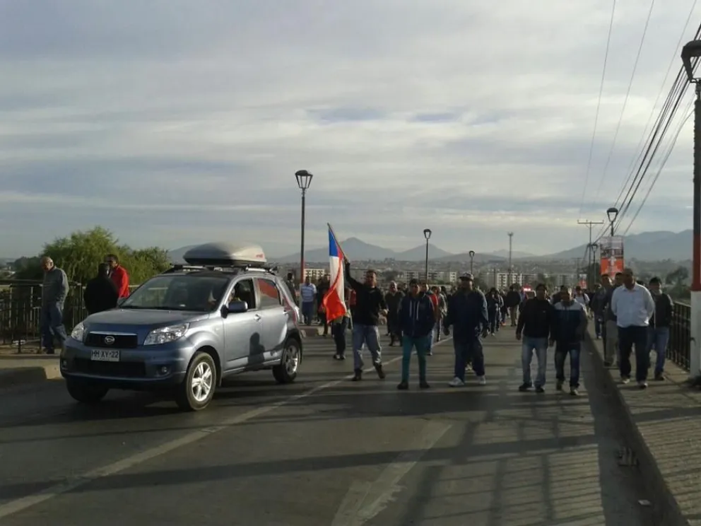 Dos grupos de choferes se movilizan hacia el sector de calle Almagro. El primero desde el Puente El Libertador y el otro desde el Puente Zorrilla.