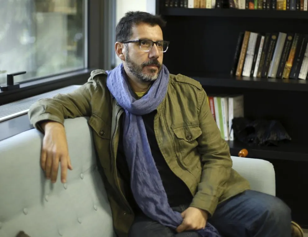 El escritor chileno Albertio Fuguet, durante la entrevista con Efe en la que habla de su última novela, "Sudor", una tragicomedia, protagonizada por un editor, un autor consagrado y su hijo. Foto: Efe/Paco Campos