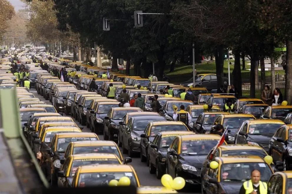 Un centenar de taxistas protesta en Santiago contra la operación en el país de las empresas Uber y Cabify