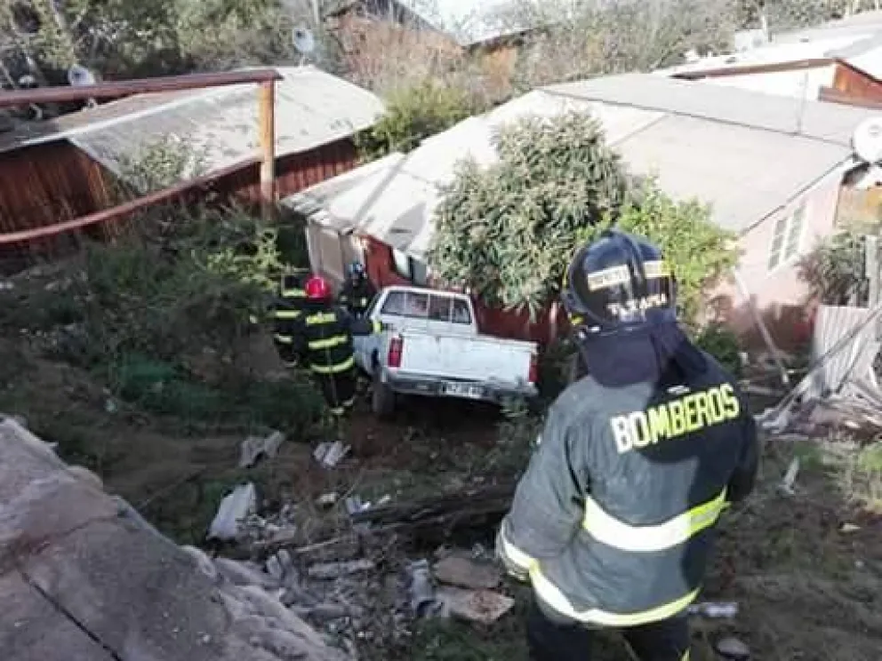 Camioneta se vuelca y cae en un hogar de ancianos en Illapel