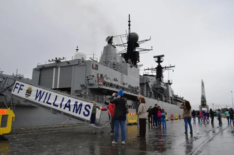 Coquimbo: Fragatas de Escuadra Nacional reciben a cientos de visitantes