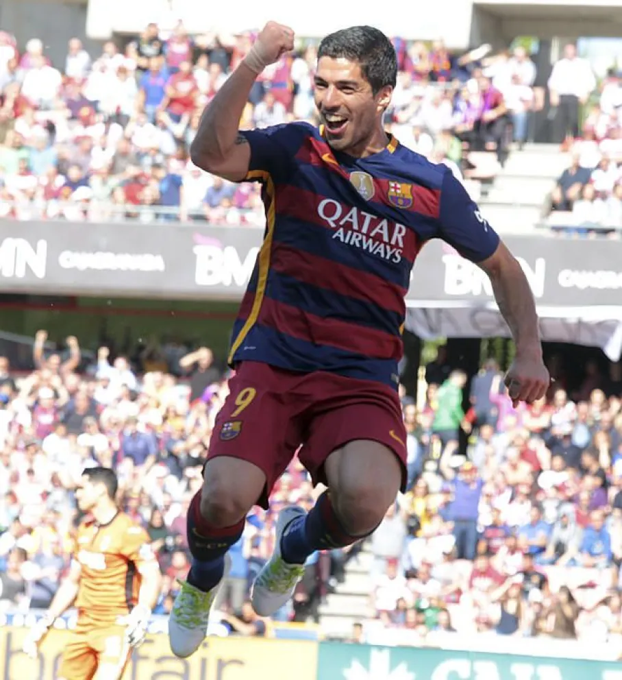 El delantero uruguayo del FC Barcelona Luis Suárez celebra su segundo gol de los tres que le marcó al Granada.