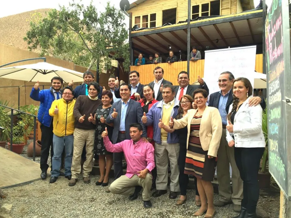 Los representantes de las directivas regionales de Chile Vamos con los candidatos de la comuna Elquina.