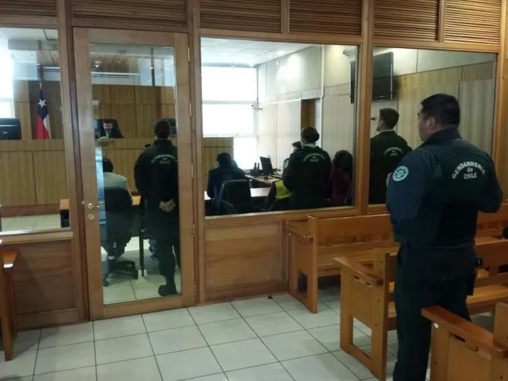 Además los condenados deberán pagar las costas del juicio y no podrán ocupar cargos públicos de por vida.