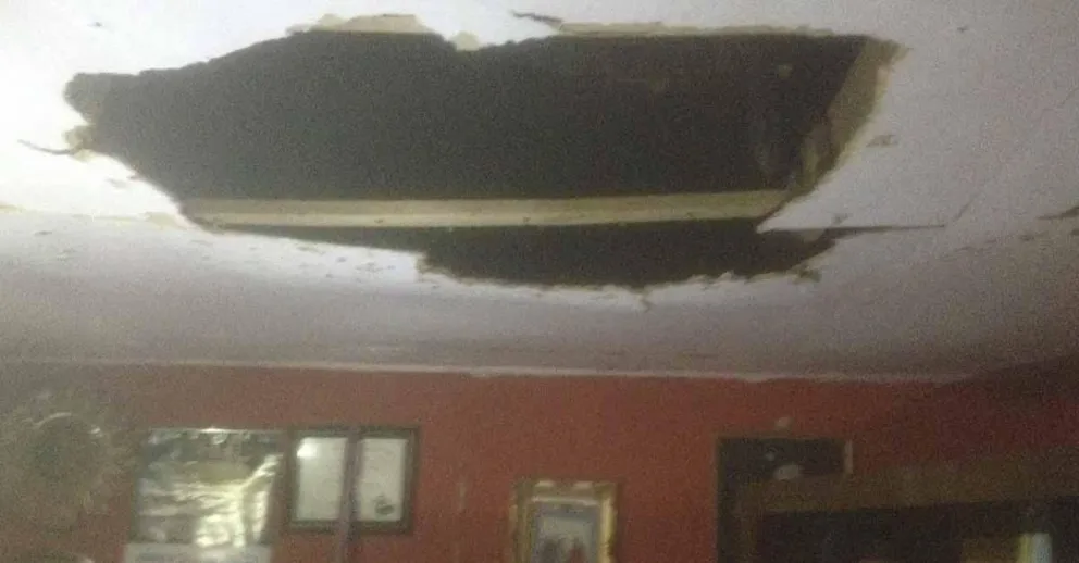 Así quedó el techo de la casa tras el fuerte impacto de la bomba.