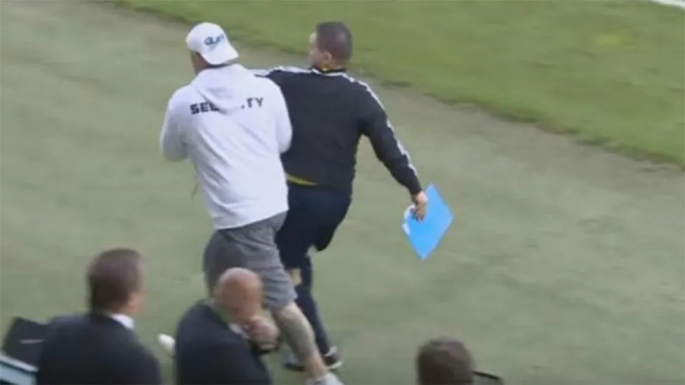 [VIDEO] ¡Insólito! Sacan a un árbitro borracho durante un partido de fútbol