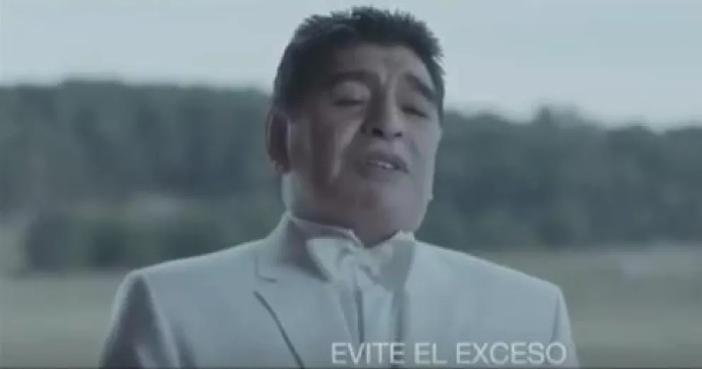 [VIDEO] Diego Maradona es Dios en un comercial de cerveza