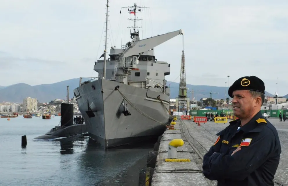 El buque Aquiles y el submarino Thomson llegan a conmemorar las Glorias Navales