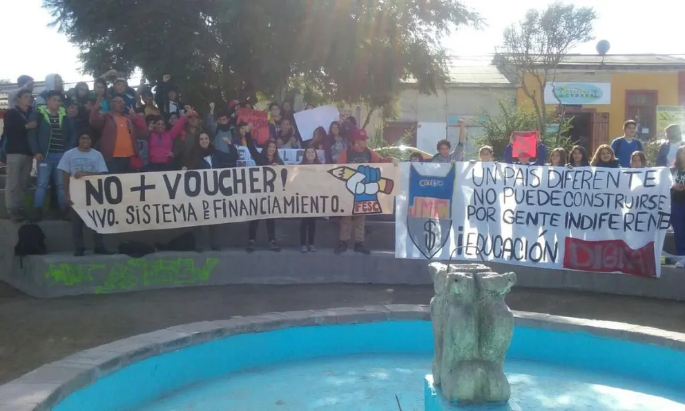 Secundarios avanzan por el centro de La Serena en marcha autorizada