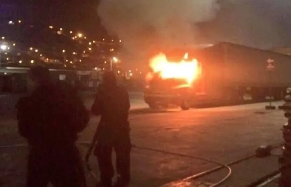 Se investiga incendio de camión en puerto de Coquimbo
