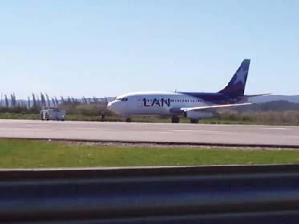 VIDEO: Intentan grabar despegue de  avión y casi pierden la vida