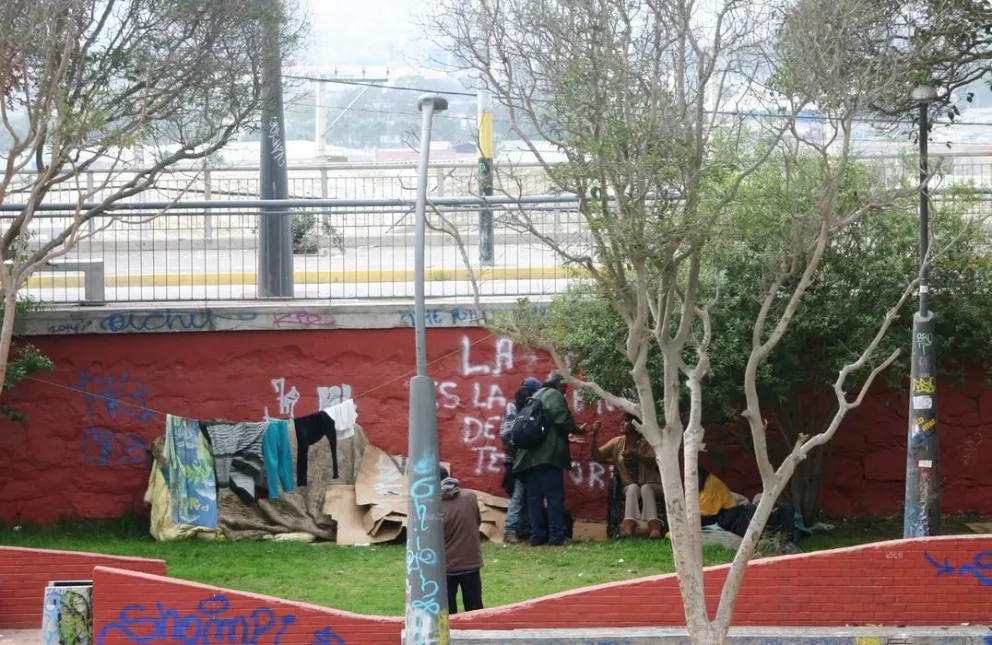 Acusan la ocupación ilegal de plaza frente a hospital porteño