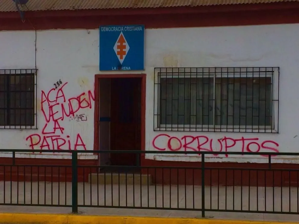 Rayan muros de la sede de la Democracia Cristiana en La Serena
