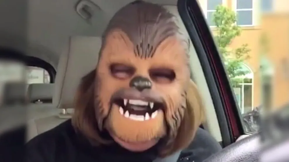 [VIDEO] Mujer con máscara de Chewbacca es el video más visto en la historia de Facebook