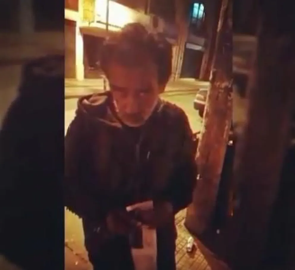 ¡Notable! Canta tangos y le pone la música cortando el diario