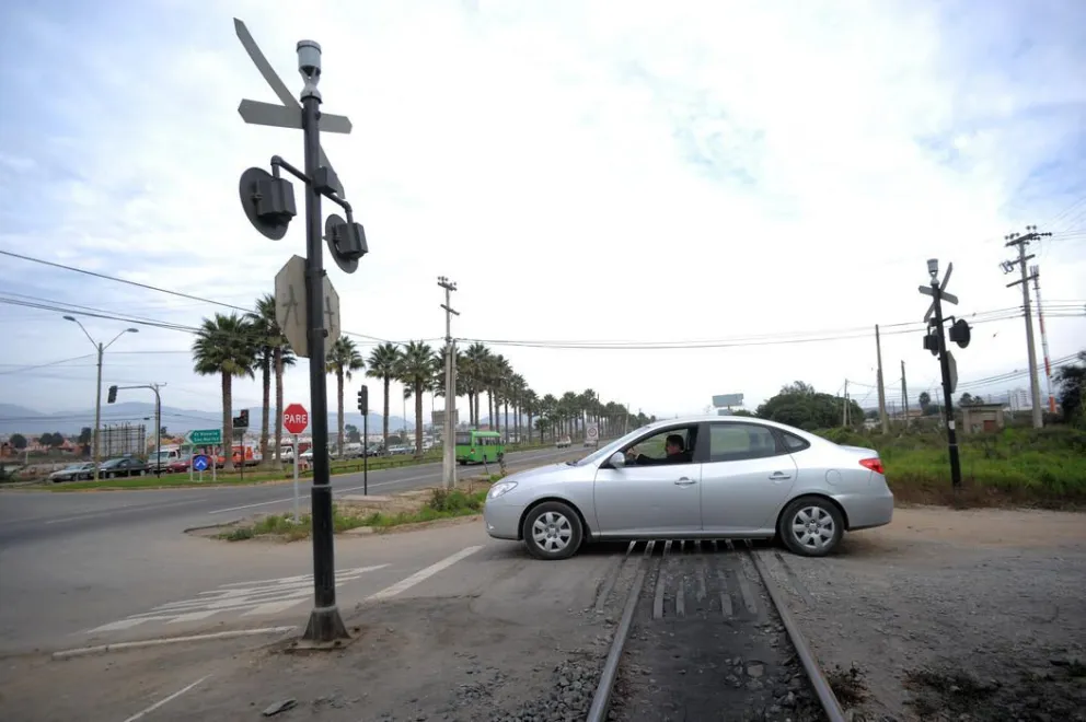 Imprudencia sería la causa de colisión entre tren y automóvil