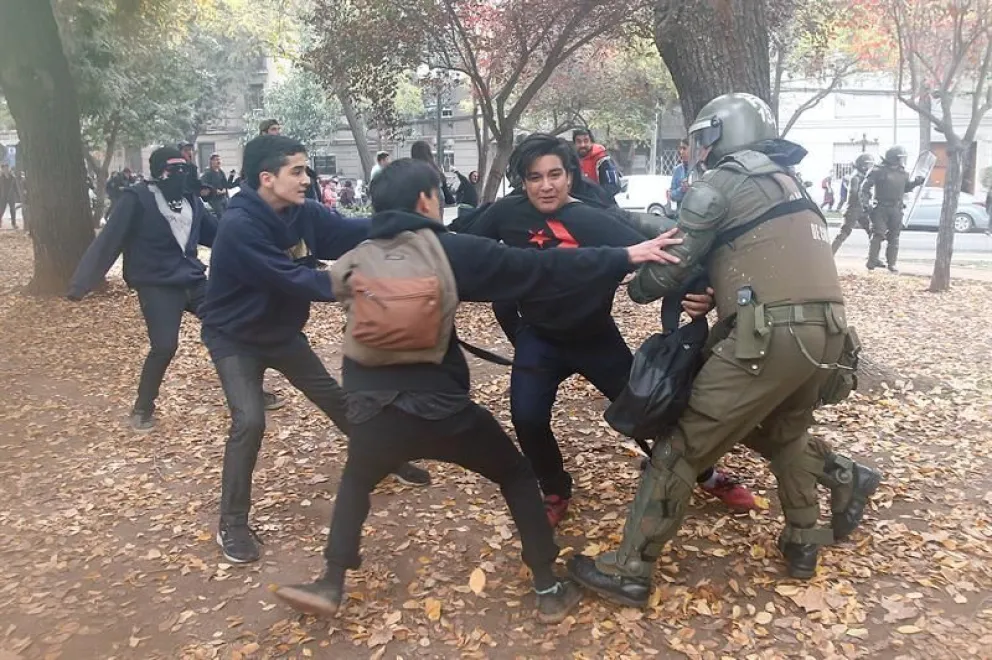 Estudiantes y la policía se enfrentan tras fallida marcha de protesta en Santiago