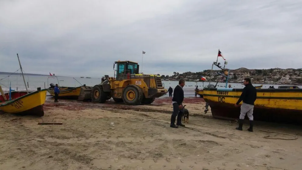 Pescadores varan sus embarcaciones ante inminente frente de mal tiempo