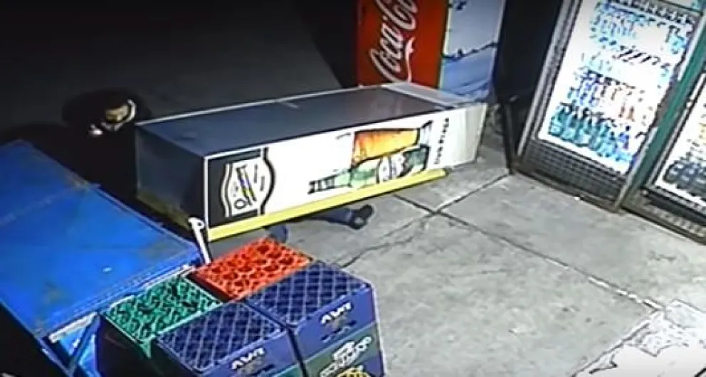 [VIDEO]: Quiso robar unas cervezas y el refrigerador le cayó encima