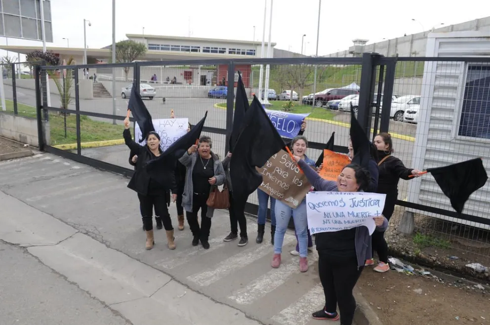 Familiares de reos protestan en cárcel de Huachalalume