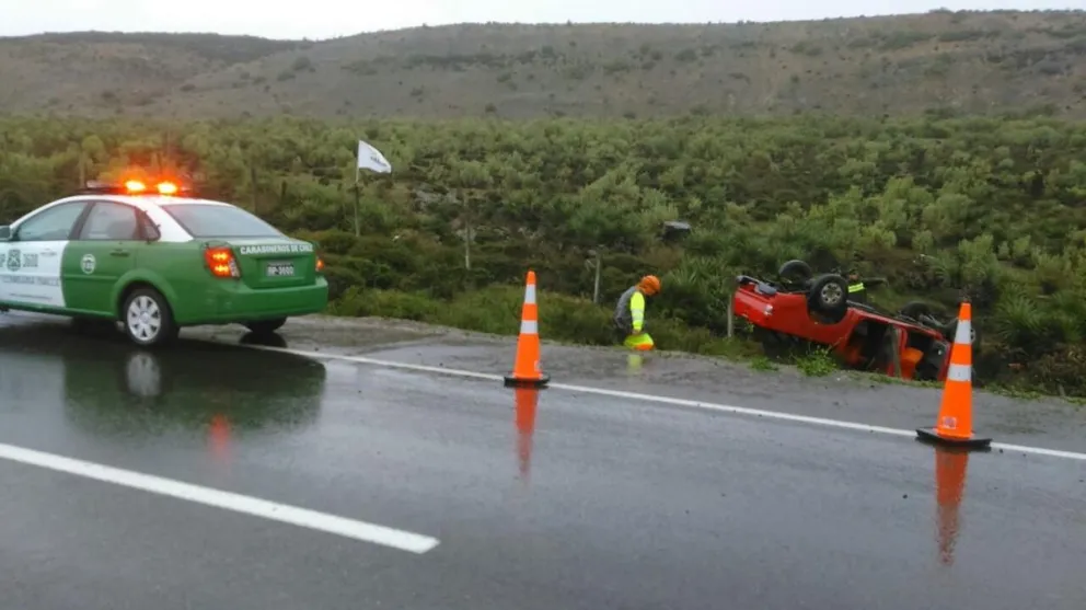 Hombre muere tras volcar una camioneta en la Ruta 5