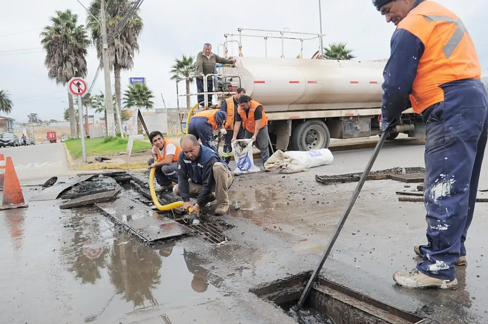 Cuadrillas trabajarán 24 horas en sector Baquedano ante alerta de sistema frontal