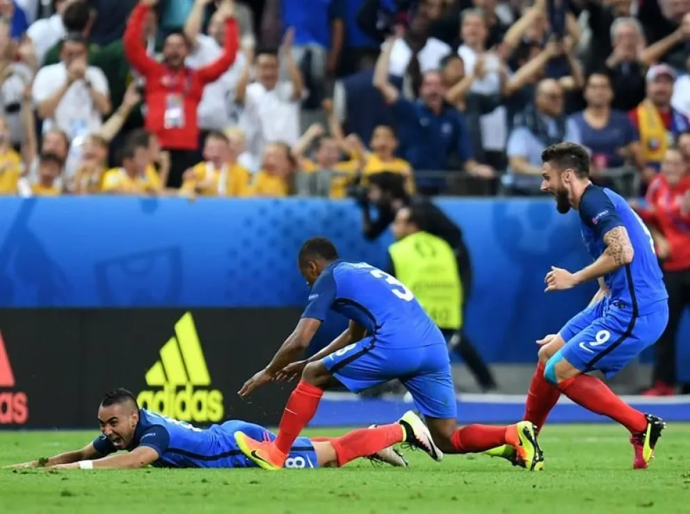Francia cumplió en el debut y venció a Rumania