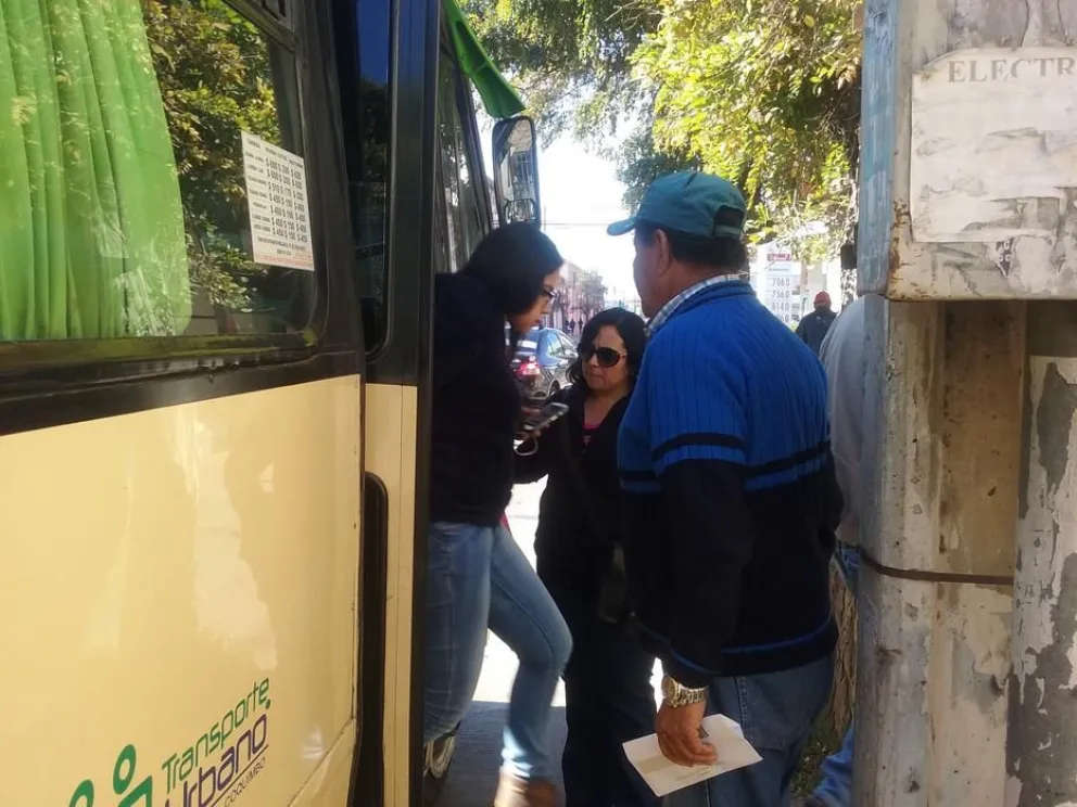 Padres de estudiante que cayó de micro  denuncian hecho en Ministerio de Transportes