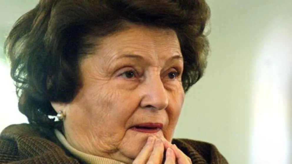 Viuda de Pinochet internada de urgencia en el hospital militar de Santiago