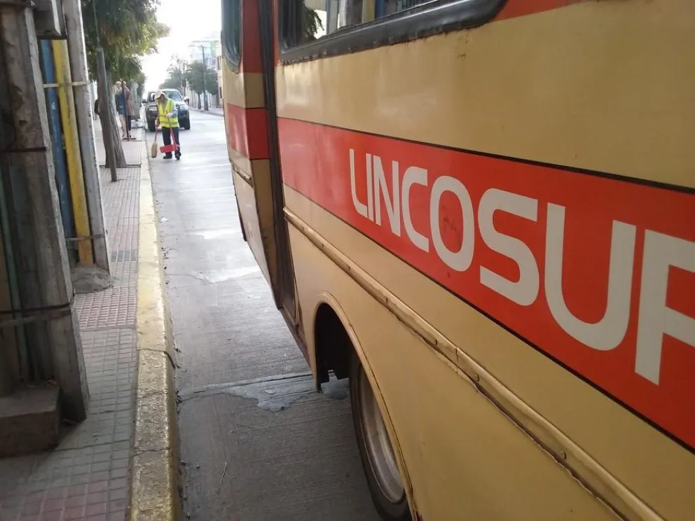 Con reposo absoluto estudiante que cayó de taxibús