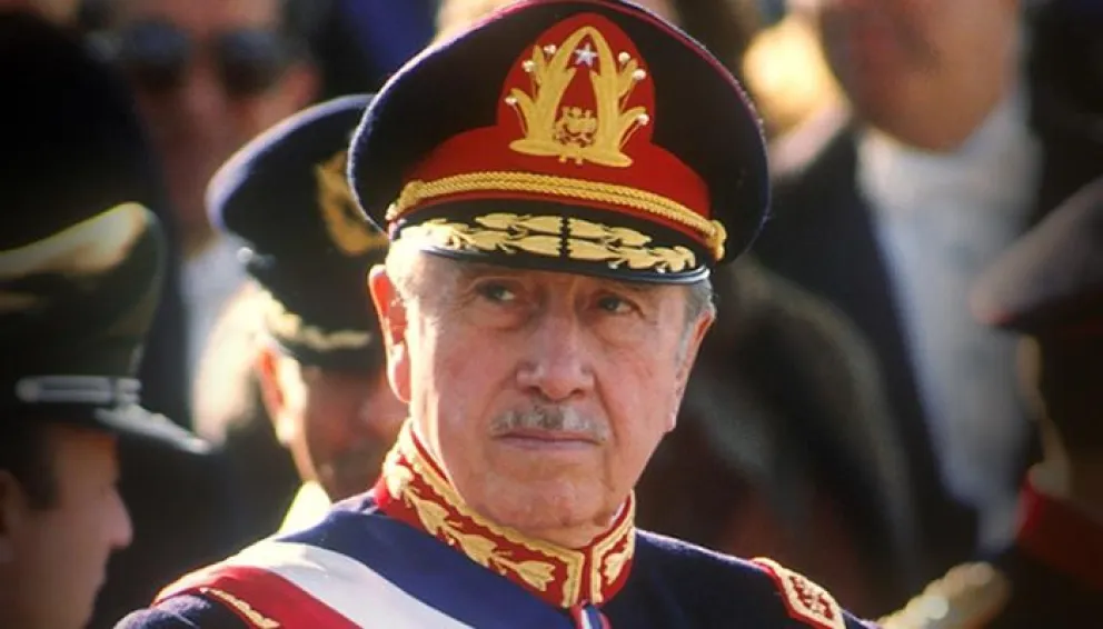 Municipio de Santiago retira la condición de Hijo Ilustre a Pinochet