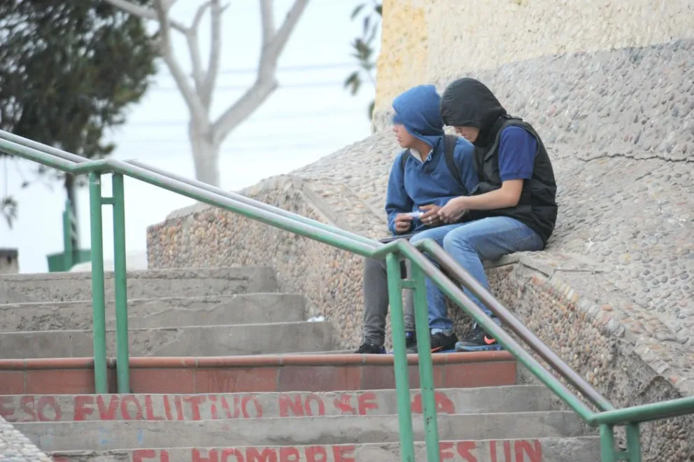 Vecinos alertan de tráfico de drogas en frontis de colegio