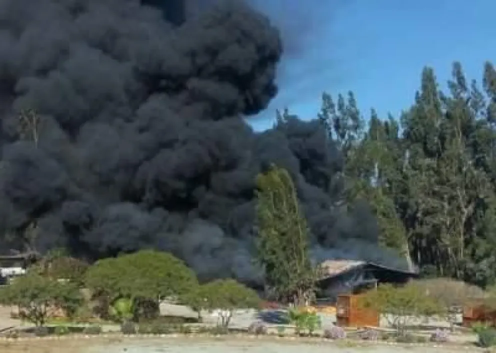 Incendio consume bodega en Las Curuninas