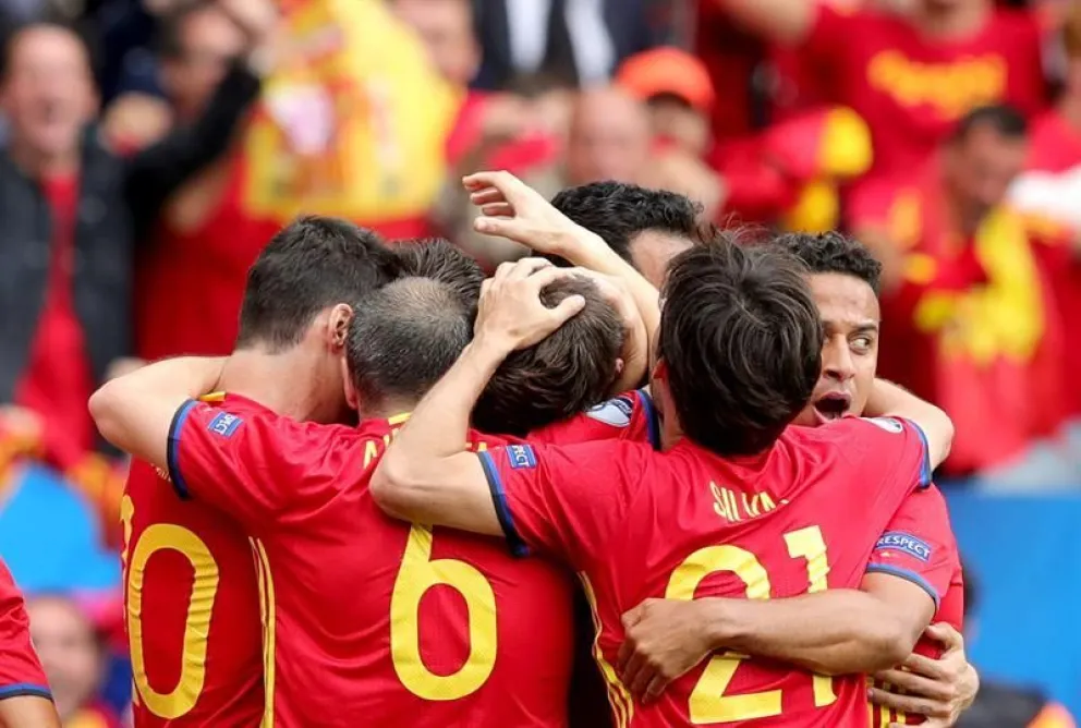 España cumple en el debut de la Eurocopa y vence a República Checa