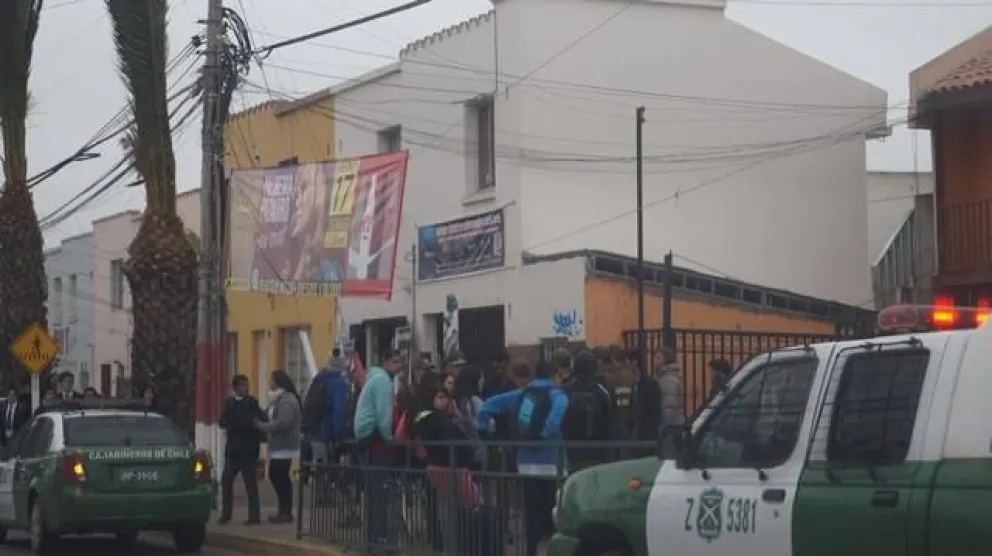 Carabineros detiene a tres estudiantes  por riña afuera de colegio en La Serena