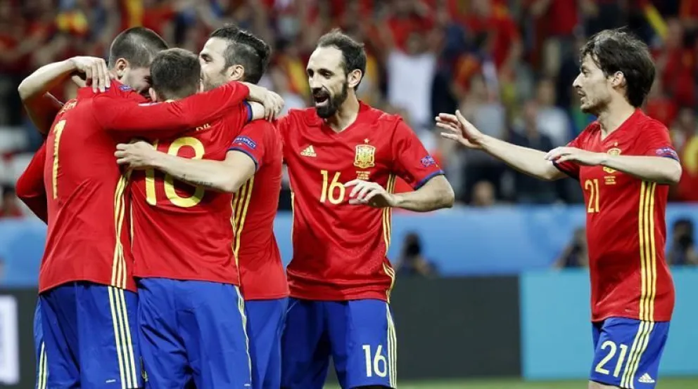 España golea a Turquía y clasifica a los octavos de final