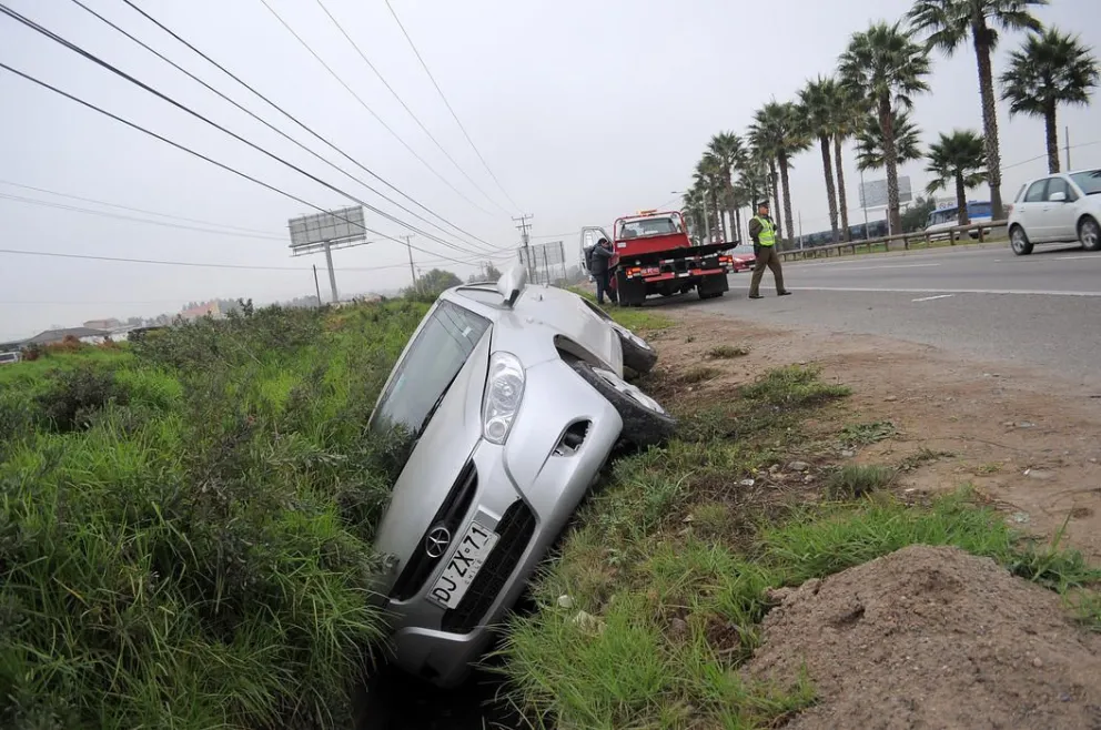 Perdió el control del auto y cayó a una zanja