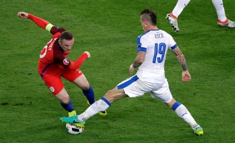 Inglaterra avanza a octavos sin brillar