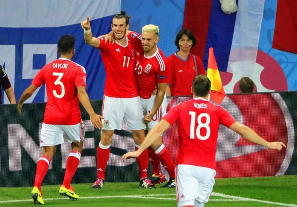 Gales venció a Rusia y clasifica como líder de su grupo