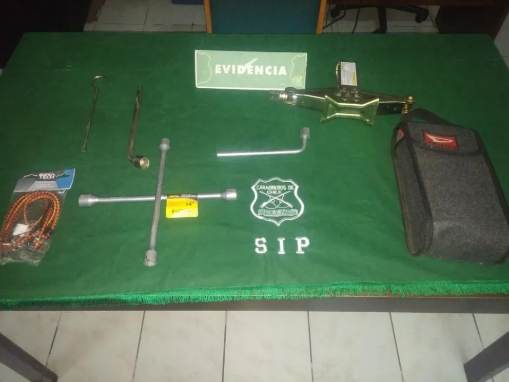 Detienen a sujetos que robaban  accesorios de automóviles en La Serena