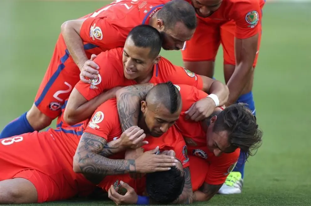 Escucha el enojo de relator mexicano tras la derrota con la Roja