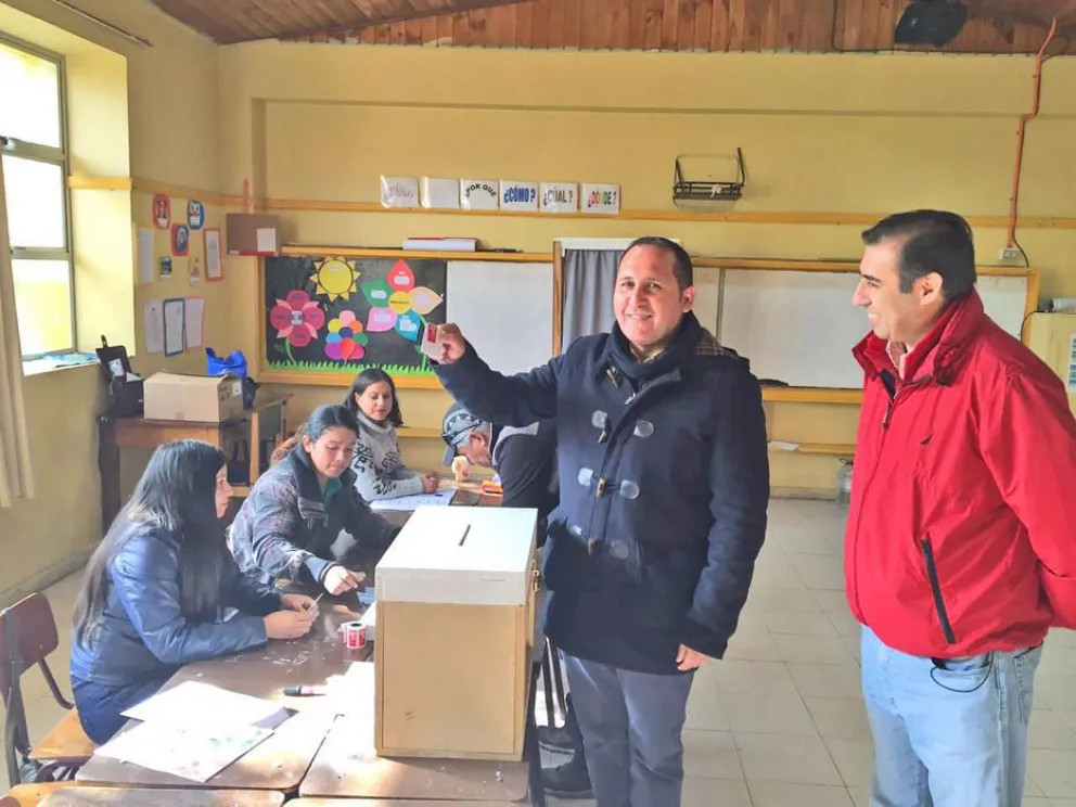 Mario Aros logra vencer a Guamán y Pinto con el 65% de los votos