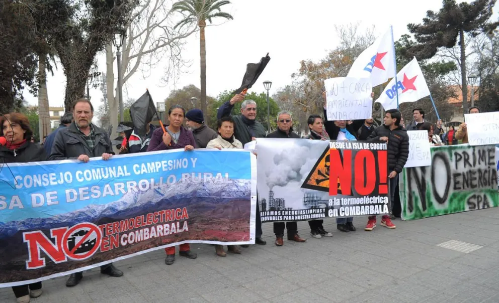 Combarbalinos llegaron a la intendencia para protestar contra Termoeléctrica